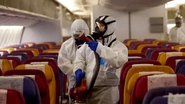 Un bărbat care știa că este infectat cu coronavirus a venit cu avionul din Madrid, în București, împreună cu alți 60 de pasageri! Pacientul a fost luat cu izoleta imediat după aterizare