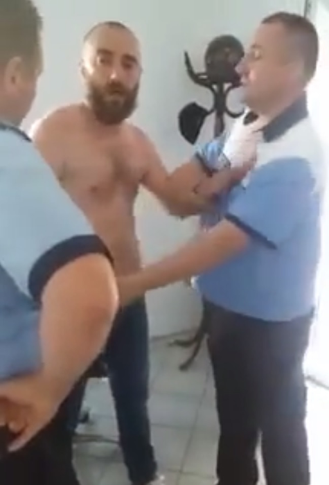 Bogdan Udroiu, consilier local, s-a dezbrăcat în faţa poliţiştilor şi i-a ameninţat
