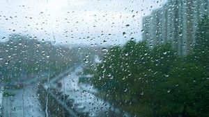 Prognoza ANM. Meteorologii au anunțat ploi torențiale, descărcări electrice și grindină