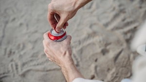 Pariul care i-ar fi putut aduce moartea! Ce s-a întâmplat cu un bărbat de 36 de ani care a băut 12 doze de energizant în 10 minute
