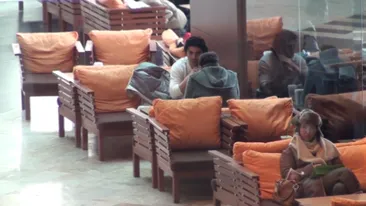 Pepe si Raluca traiesc modern! El iese la cafea cu baietii, iar ea la cumparaturi doar cu fetele!