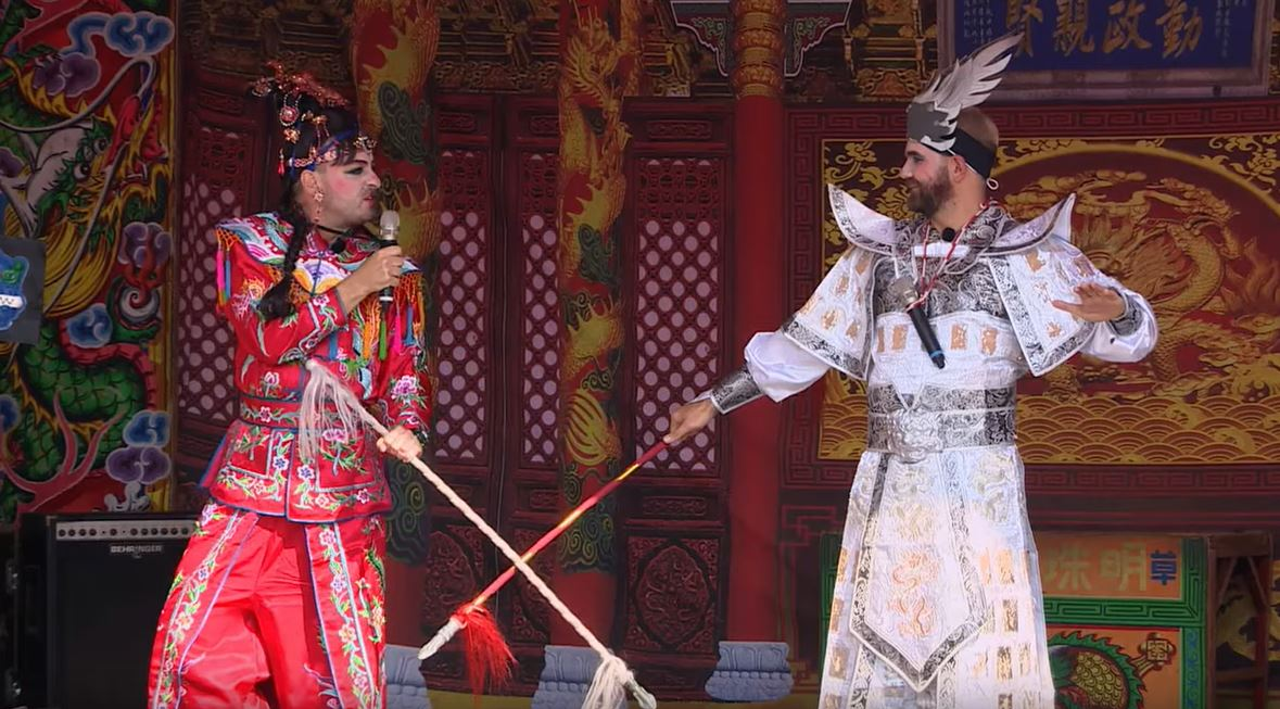 Scene incredibile difuzate de Antena 1, de la Asia Express! Alex Abagiu l-a sărutat pe Radu Vlăduţ. Gina Pistol, reacţie surprinzătoare