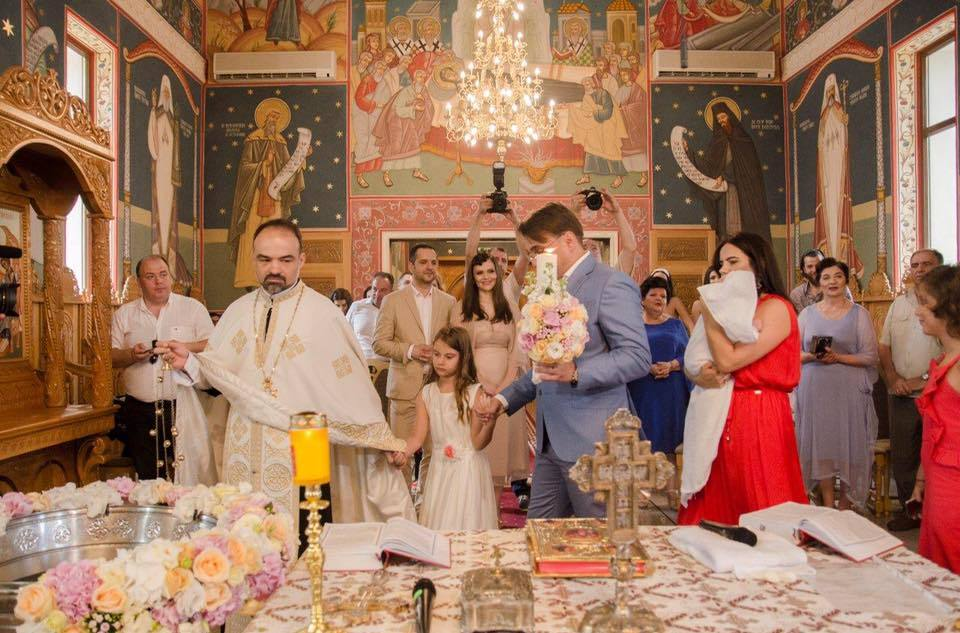 Mădălin Ionescu a făcut acum publice o serie de imagini nemaivăzute de la botezul micuţei Petra!