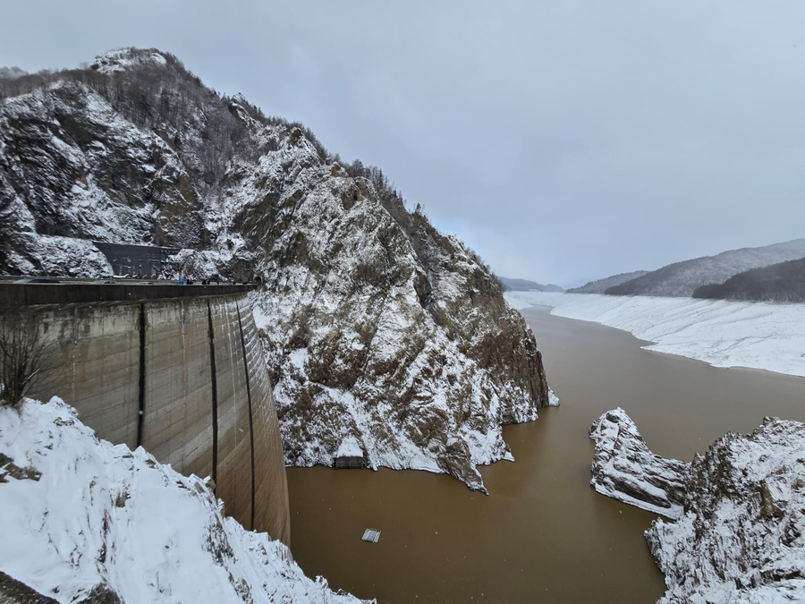 Ninge ca în povești la Barajul Vidraru/ sursă foto: mediafax