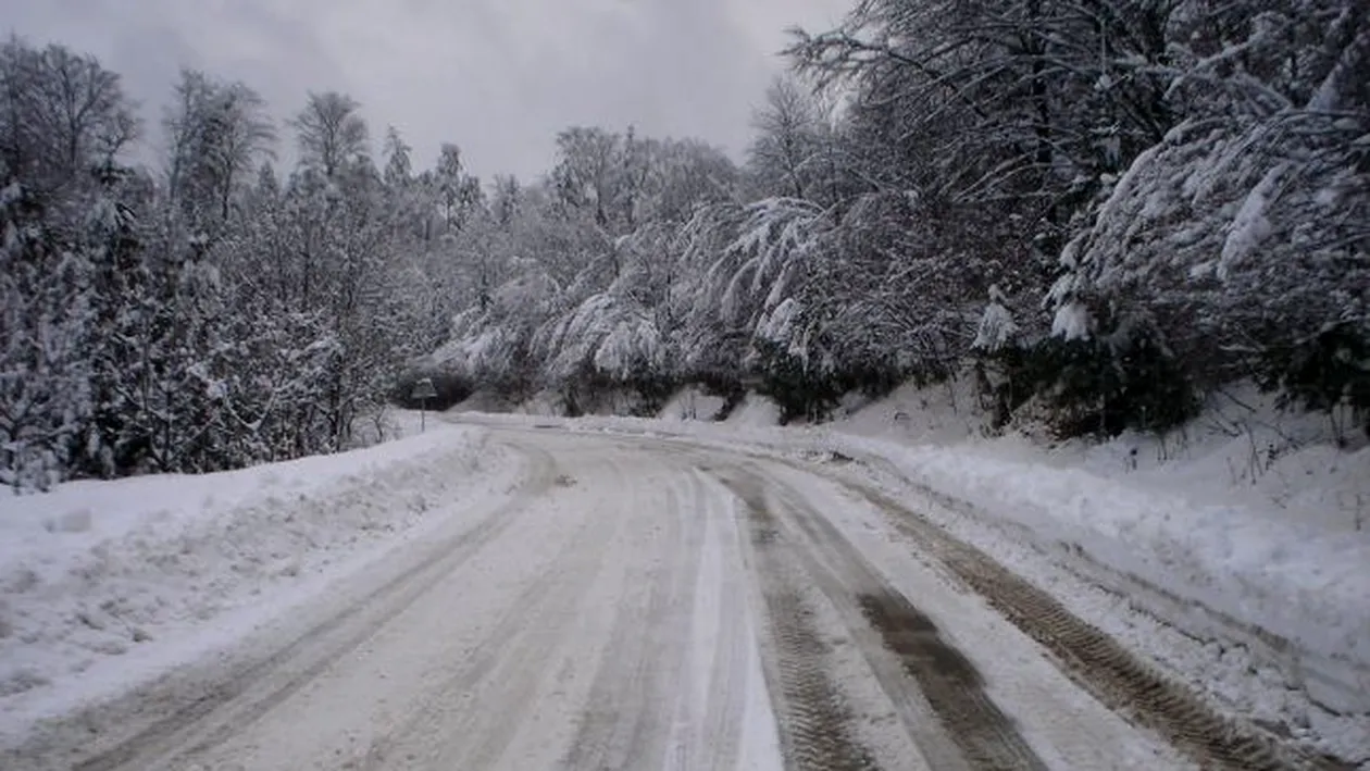 Iarna își face simțită prezența. Mai multe drumuri din țară au fost acoperite de zăpadă