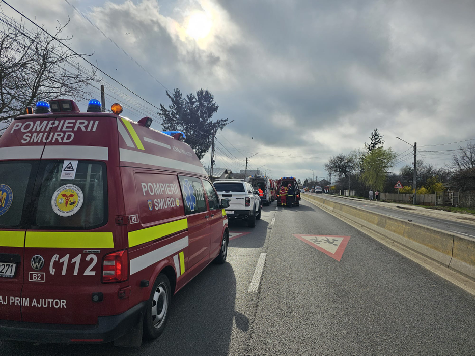 Dramă în Dâmbovița. S-a activat Planul Roșu de intervenție, după ce un microbuz școlar s-a ciocnit cu un tir
