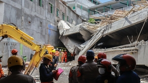 Tragedie în timpul orelor! O școală s-a prăbușit, 90 de elevi prinși sub dărâmături, în Indonezia