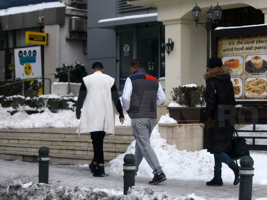 Cei trei au ales să aibă o mică discuţie, la restaurant