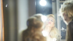 Uite cum se pregăteşte, pas cu pas, Laura Cosoi pentru un pictorial! Blondina a ales albul pur, chiar de Black Friday!
