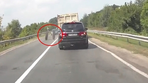 Acest sofer a surprins imaginile vietii lui! Momentul in care unui camion i-au sarit rotile si s-au izbit de o alta masina
