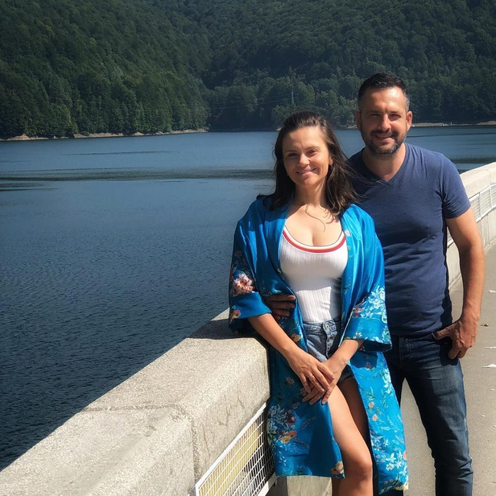 Cristina Șișcanu, criticată după ce a purtat o rochie cu un decoleu generos: “Faci ce faci şi arăţi părţile ruşinoase!”