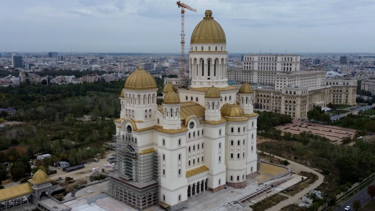 Până când se poate vizita altarul Catedralei Mântuirii Neamului, de fapt. Accesul a fost extins