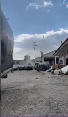 Un fenomen rar s-a produs în Râmnicu Vâlcea: un vârtej de vânt, asemănător unei tornade la scară mică, a distrus acoperișul unei parcări. sursă foto: captură video
