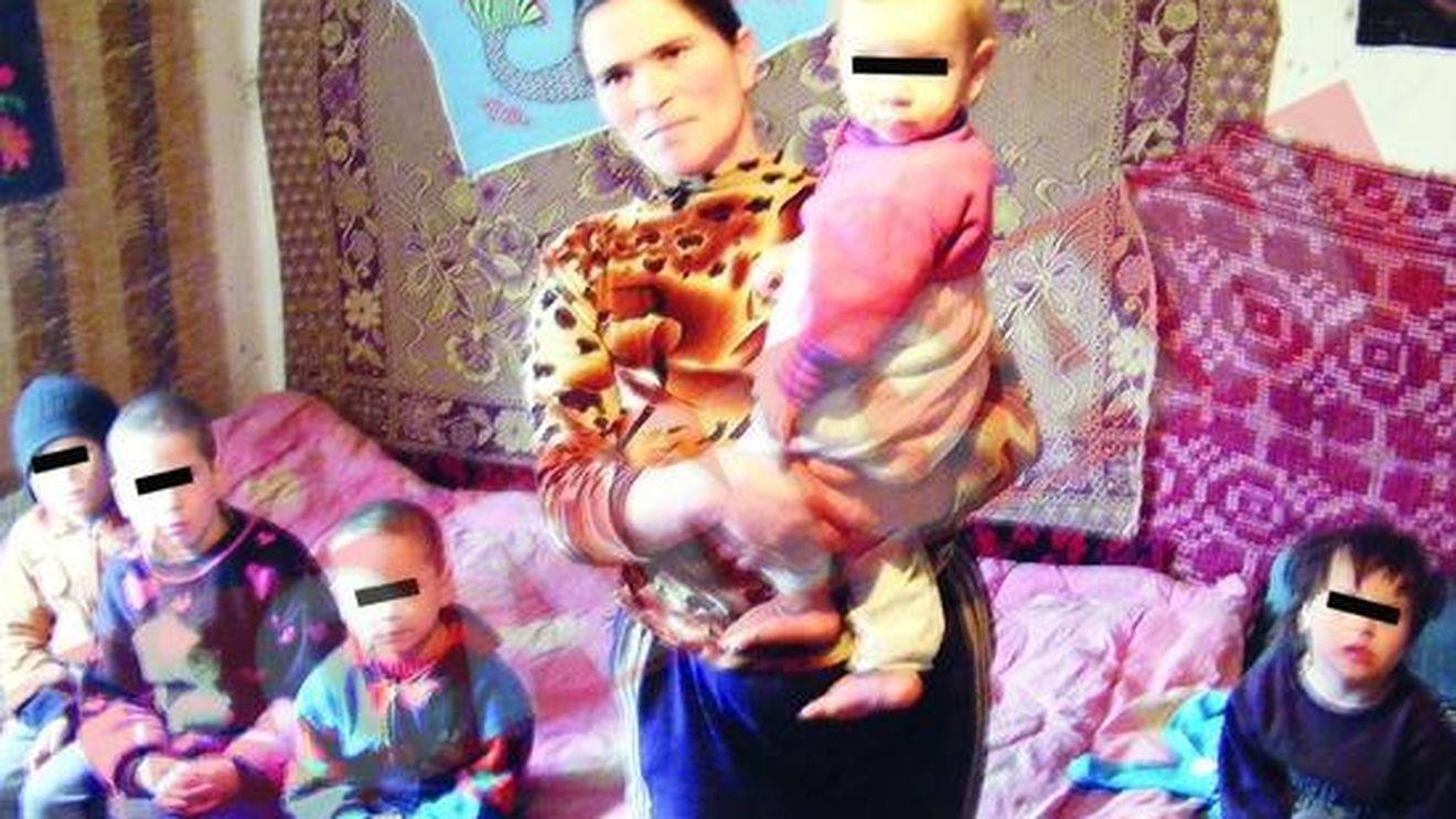 Violata de unchi cu stiinta mamei