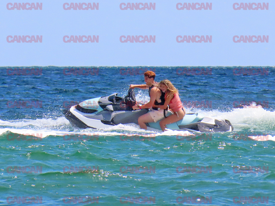 Bisoi și doamna Mihaela, pe skijet în Mamaia.