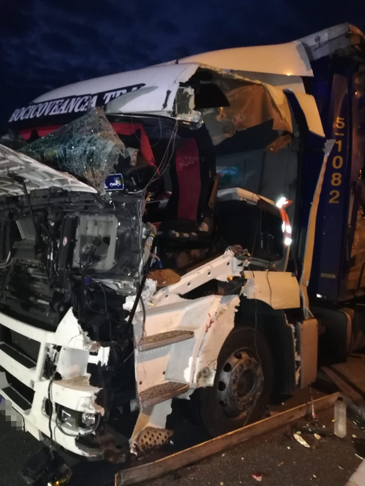 Accident rutier grav în această dimineață, pe DN 7. Două TIR-uri s-au ciocnit violent