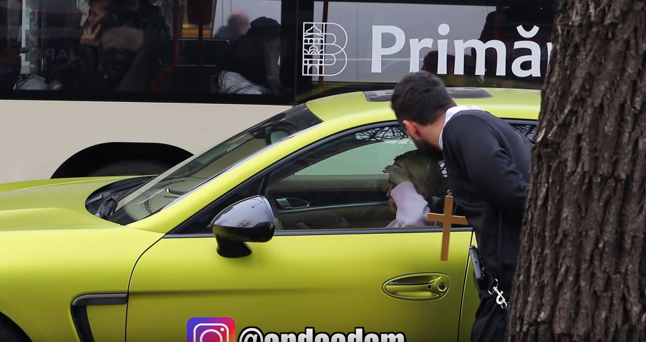 Un preot s-a apropiat de geamul Porsche-ului condus de Anda Adam și i-a cerut bani. Ce a urmat e neașteptat