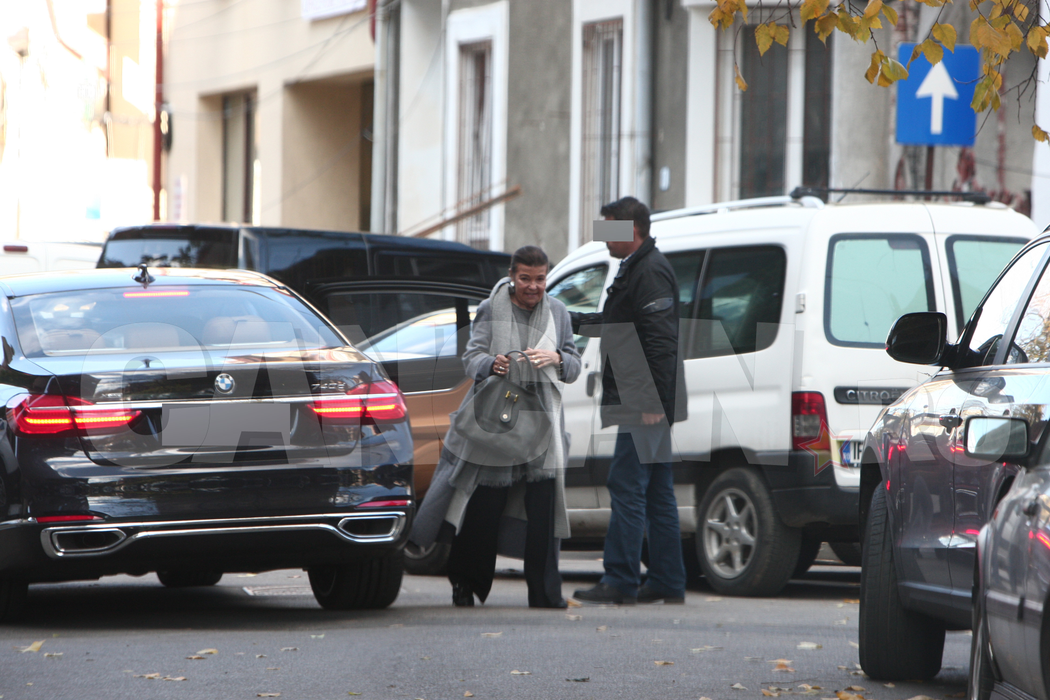 Merge prin Bucureşti într-un anonimat aproape total! Primele imagini de paparazzi cu o prinţesă adevărată! MARINA STURDZA e şcolită la faimoasa ”Belle Arte” şi e prietenă cu Giorgio Armani, Karl Lagerfeld, Ralph Lauren sau Oscar de la Renta