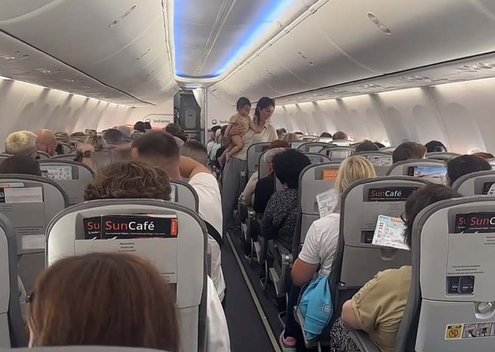 Pasagerii unui avion care trebuia să zboare în Antalya au trecut prin clipe grele. Blocați pe pistă, la 56 grade Celsius
