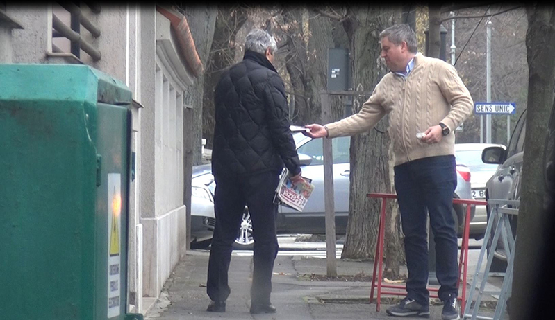 I-a mulţumit mesagerului şi s-a retras şi el în casă