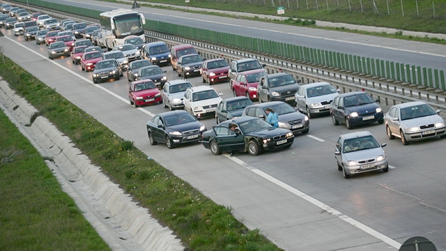 Pericol de explozie, pe Autostrada Soarelui! Circulatia a fost deviata din motive de siguranta