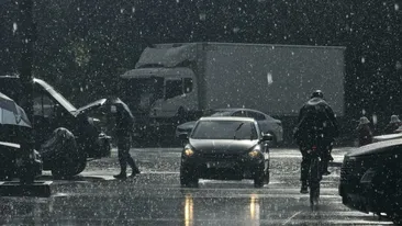 Descărcările electrice pun stăpânire pe România! Avertisment ANM: cod galben de ploi în aceste zone