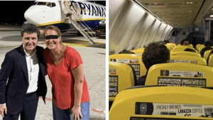 Imagini surprinzătoare cu Nicușor Dan, într-un avion low-cost. Cine îl însoțea pe președintele României