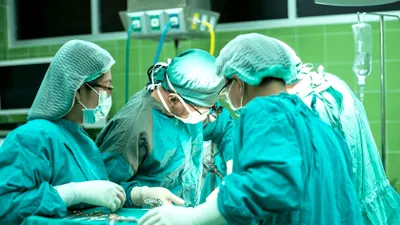 Sanitas avertizează: Noua lege a salarizării taie sporuri și riscă să readucă exodul medicilor