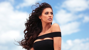 Imagini cu puternic impact... erotic! Antonia și-a dat jos sutienul și s-a fotografiat așa