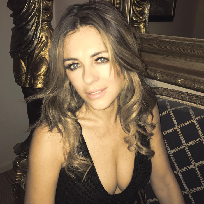 Elizabeth Hurley, senzațională în costum de baie, la 56 de ani! Actrița din ”Gossip Girl” arată demențial