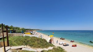 Plajă sălbatică, la preț de Mamaia. Care este prețul pentru o singură noapte aici
