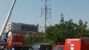 Alertă în București! Un bărbat s-a urcat pe un stâlp și amenință că se sinucide! FOTO EXCLUSIV