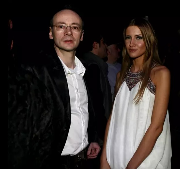Cum arăta Iulia Albu în tinereţe, până să devină un stilist celebru. Nu era la fel de extravagantă. FOTO