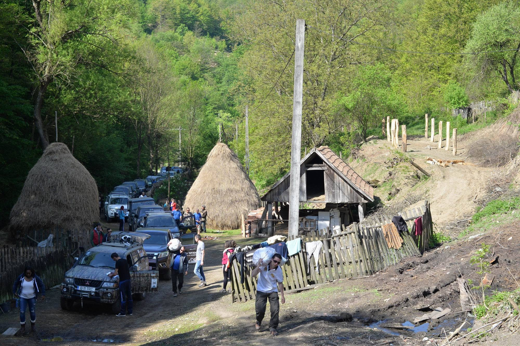 EMOŢIONANT! Un copil din Caraş Severin care păzea oile, a izbucnit în plâns când a văzut dulciuri