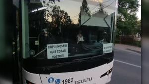Gestul unui șofer de autobuz din Iași l-ar putea lăsa  fără loc de muncă! Bărbatul a lipit pe maşină afișe antivaccinare