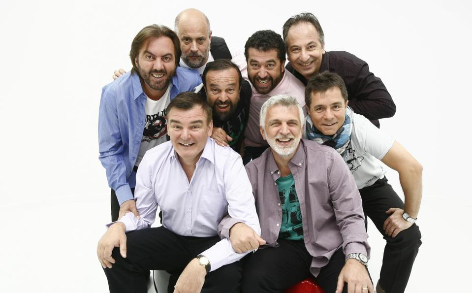 Ioan Gyuri Pascu, aici alături de membrii grupului Distractis. Pe primul rând se află Florin Constantin și Doru Antonesi / Sursă foto: Facebook