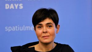Dr. Andreea Moldovan avertizează: „Un elev, bolnav de COVID-19 de la şcoală, şi-a îmbolnăvit nouă rude, printre care și bunicii”