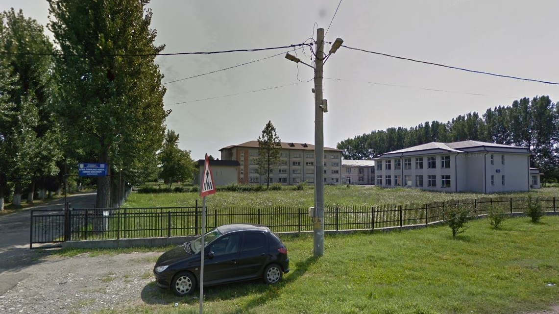 El este elevul care primește bursă pentru media 1,97. Anomaliile din învățământul românesc nu se mai opresc