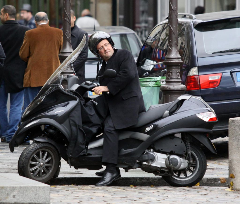Francois Hollande, pe scuter, în 17 noiembrie 2009 (Foto: closermag.fr)