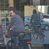 Nu, nu e livrator de lux! E comediantul Costel Bojog cu o bicicletă dichisită!