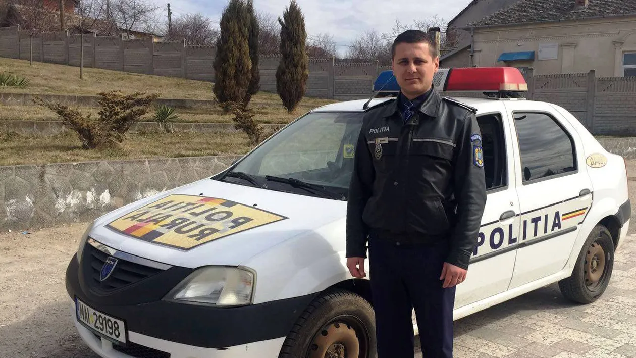 Gest impresionant al unui poliţist. A văzut un bărbat căzut pe marginea drumului şi a intervenit imediat. Ce s-a întâmplat apoi