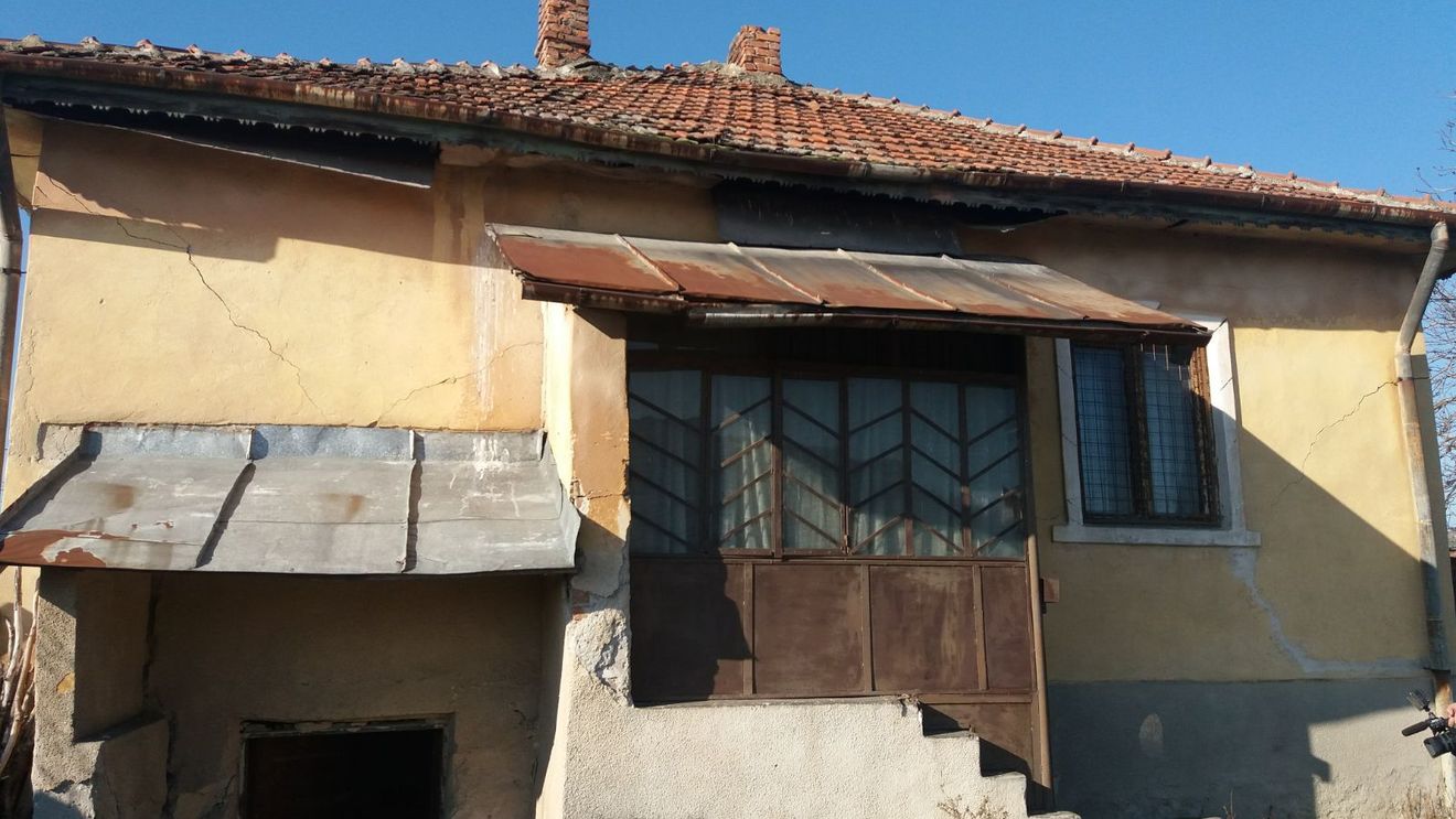 Imagini horror în secţiile de poliţie din Mehedinţi. Clădirile în care lucrează poliţiştii stau să se dărâme, unele au încă WC-uri în fundul curţii