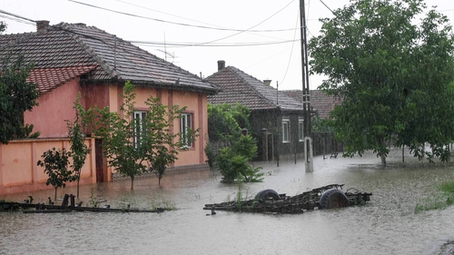 Foto de senzatie! N-o sa-ti vina sa crezi ce face o familie de romi intr-o casa inundata