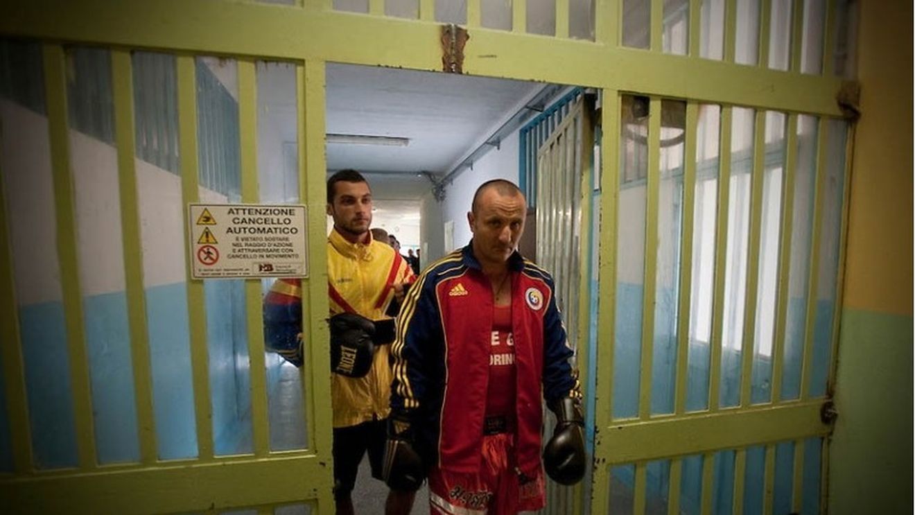 Florin Salam i-a cantat fara numar “Nasului” mafiei romanesti intr-o discoteca din Torino! “Unde-i frate langa frate!”