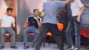 Imagini de colectie. Ti-era dor de o bataie in direct la TV? Vezi aici care au fost cele mai tari scene cu pumni si picioare! Andrei Gheorghe, Tonciu, Roxy Manelista si Naomi au fost protagonistii!