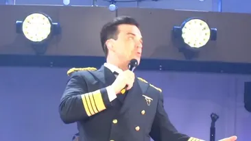 Scene de COSMAR la concertul lui Robbie Williams! Cantaretul a cazut de pe scena si a rupt mana unei femei! VIDEO