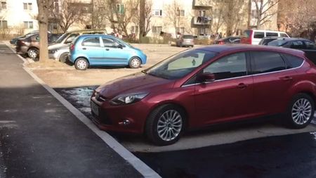 VIDEO. Fenomenul "Dorel" lovește la Craiova. Au asfaltat o parcare în jurul mașinilor