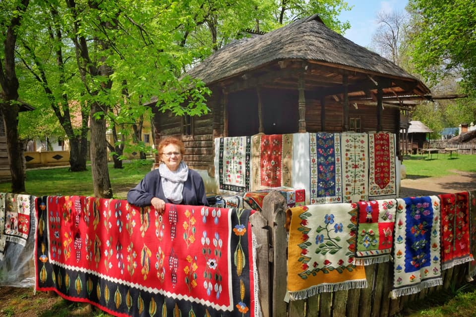 Profesoara din Bechet a reînviat tradiția țesutului de covoare oltenești