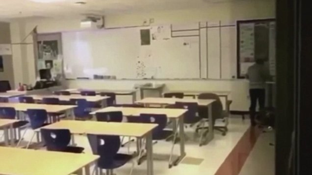 Această profesoară a început să facă un gest şocant în faţa elevilor săi! Nu şi-a dat seama că e filmată, iar la scurt timp a fost chemată şi Poliţia