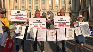 Zeci de oameni protestează în Piața Revoluției, de ziua victimei lui Dincă: „Alexandra este și copilul meu!”